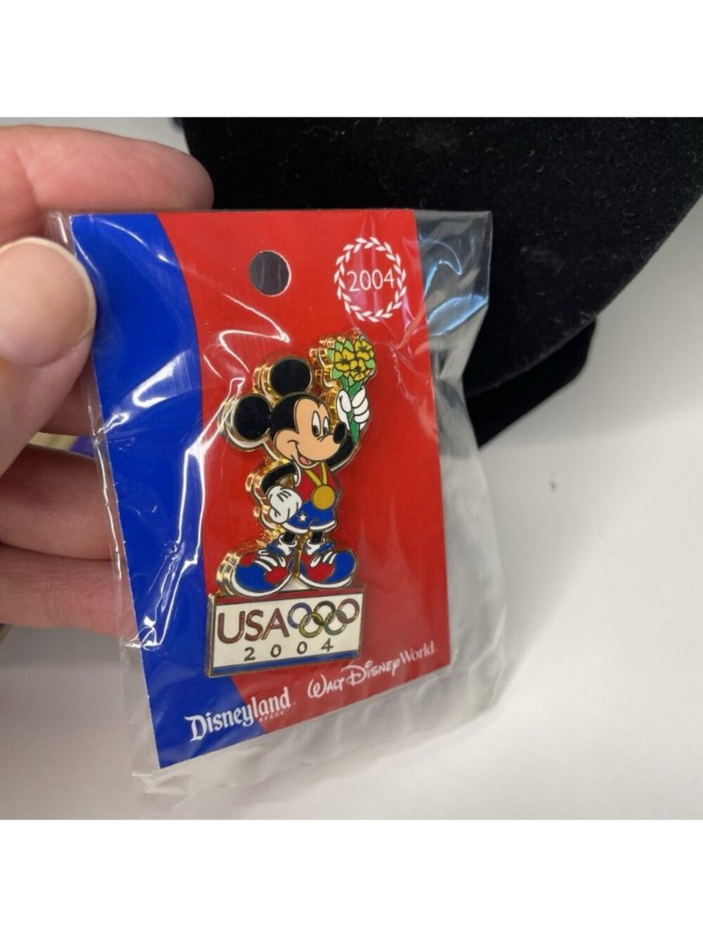 Disney - Olympics 2004 - Mickey Mouse Gold Medal Holding Flowers Pin ON CARD NEW - Picture 4 of 7